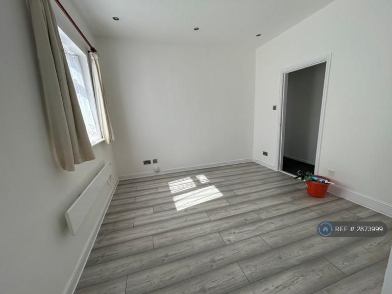 1 bedroom flat in Boundary Road, London, E17 (1 bed) (#2873999)
