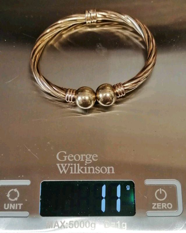 375 hallmarked gold bracelet. ( Preowned).