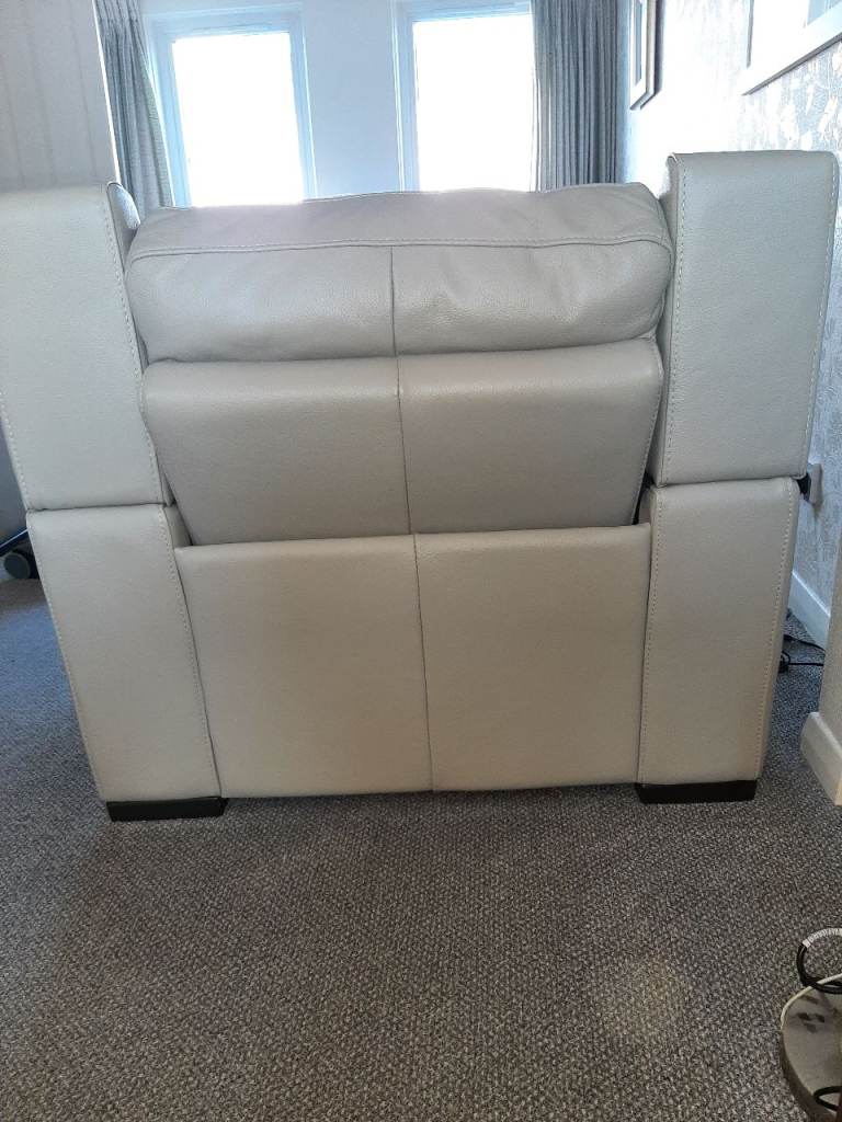 RECLINING LOUNGE CHAIR. 