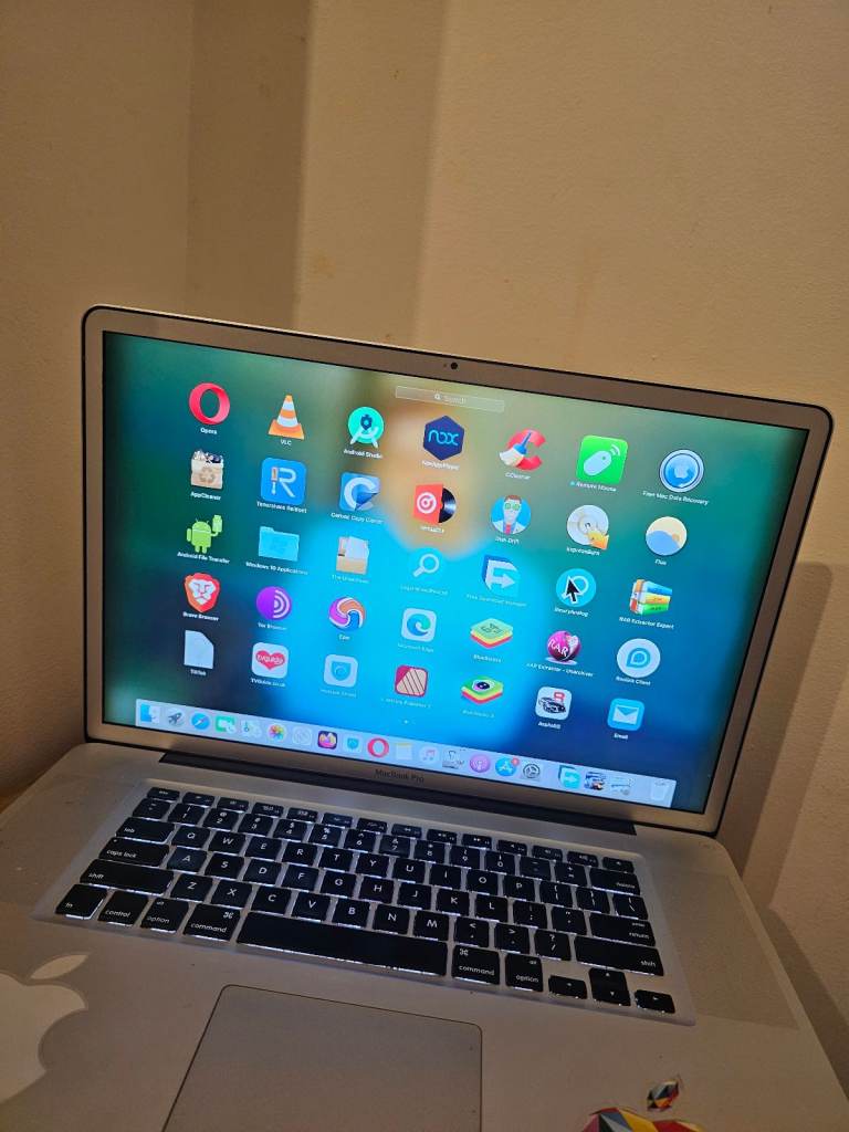 Apple MacBook Pro 17 inch Intel core i7, 500 GB SSD (rare config)