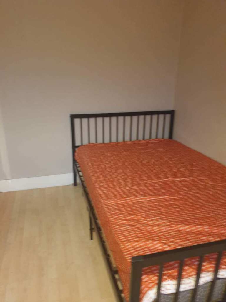 Room to share near north Middlesex/silver street station 