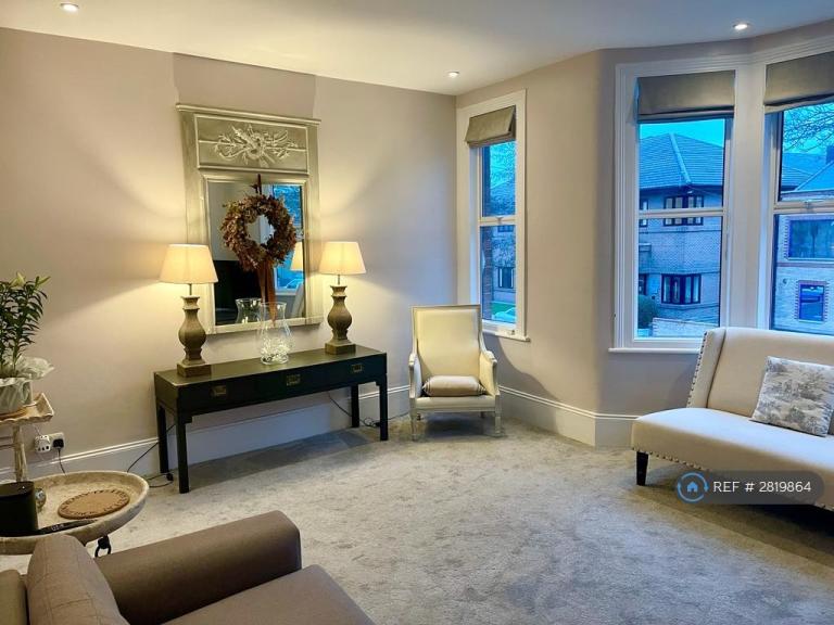 2 bedroom flat in Waldegrave Road, Teddington, TW11 (2 bed) (#2819864)