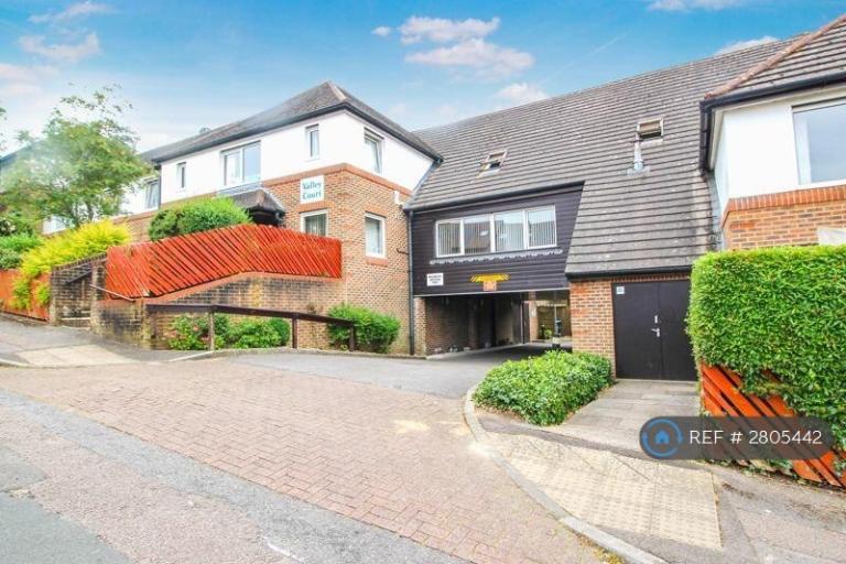 1 bedroom flat in Beechwood Gardens, Caterham, CR3 (1 bed) (#2805442)