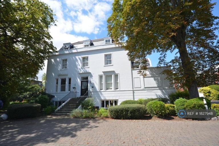 2 bedroom flat in Woodford Road, London, E18 (2 bed) (#1827948)