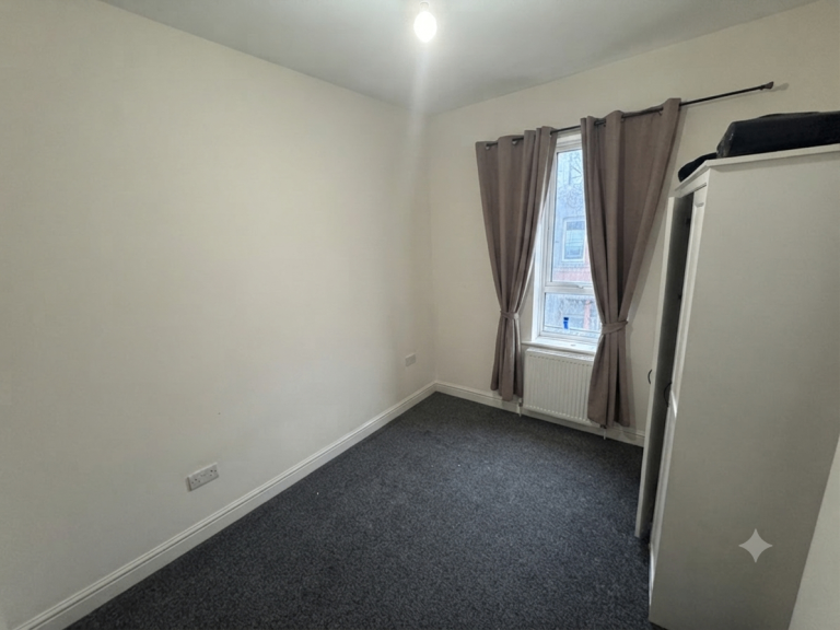 Double room to rent in a 3 bed house
