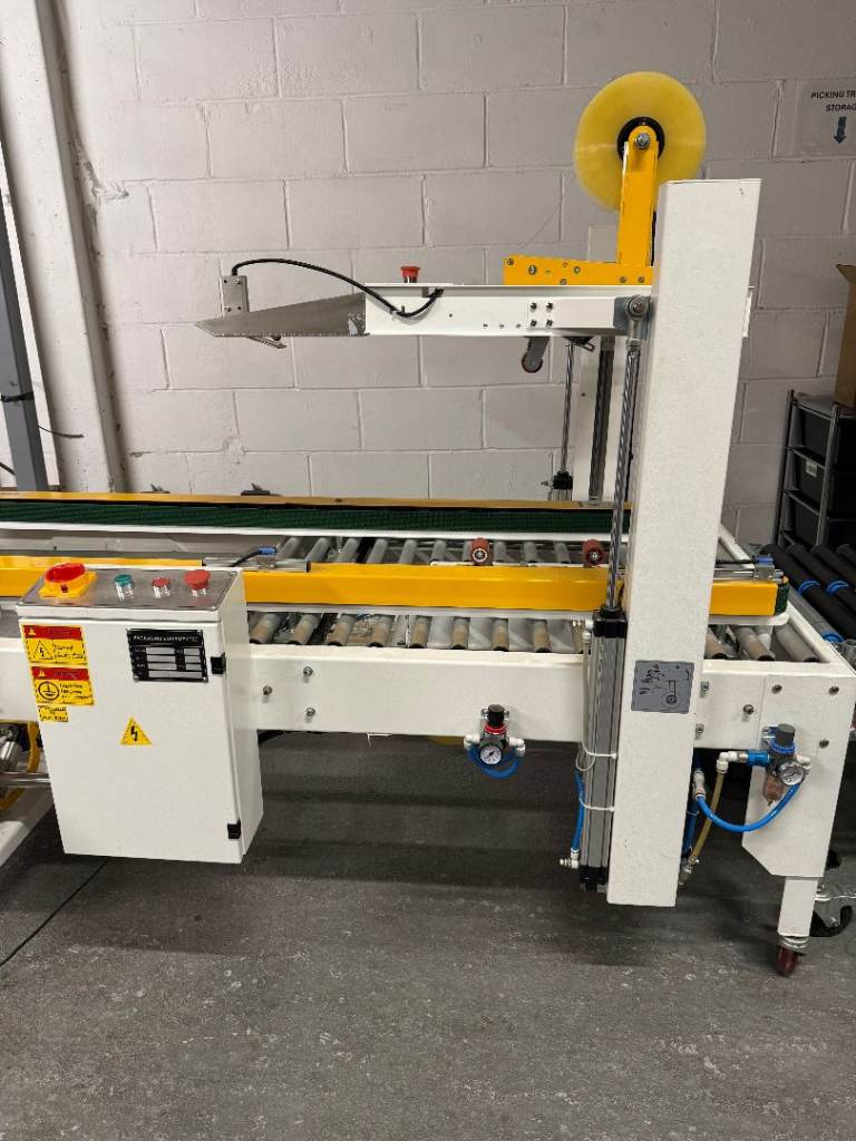 Fully automatic carton sealing machine with automatic bottom folding