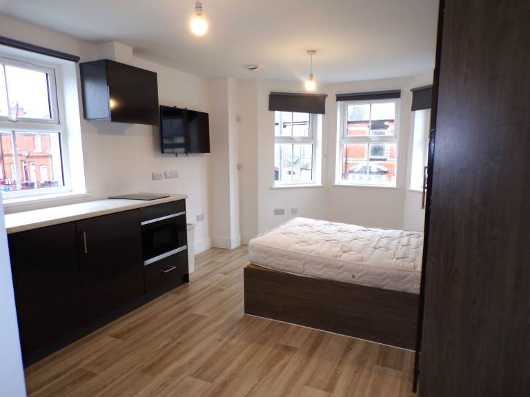 STUDIO TO LET IN READING £240 PER WEEK 