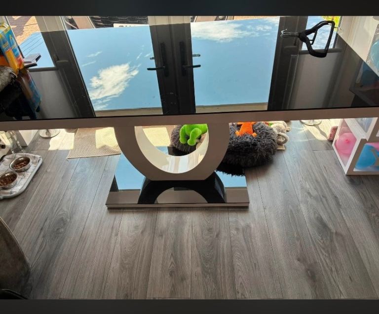 Dining table Free