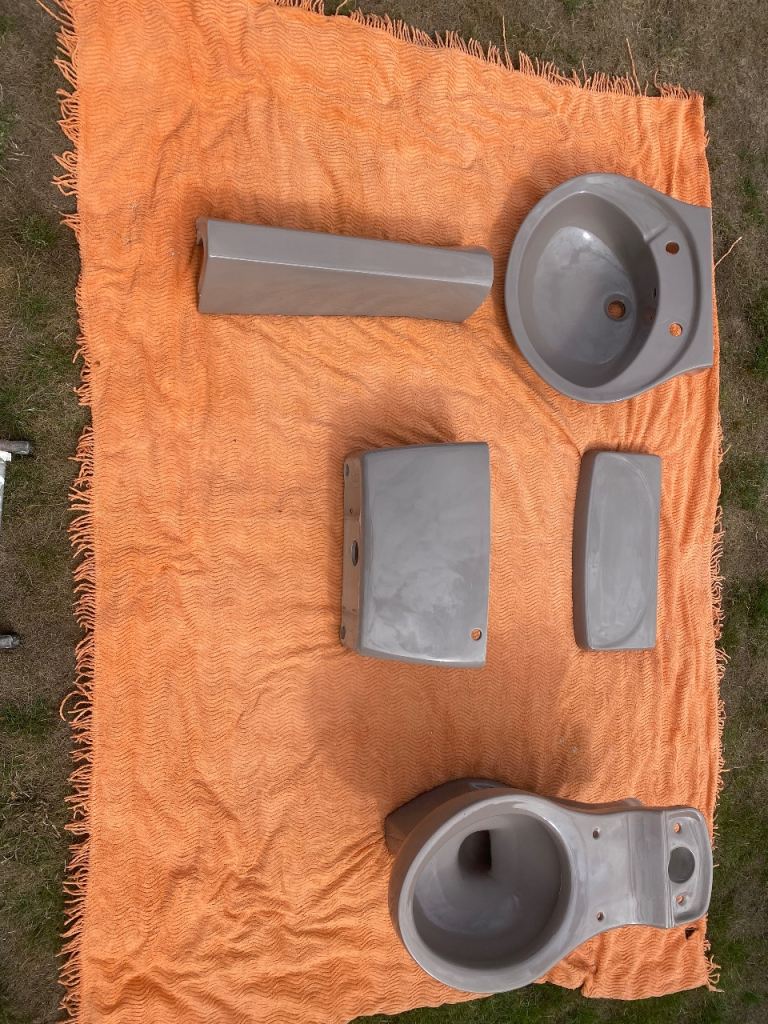 Sable (brown) Ceramic Toilet and Basin Set – Good Condition