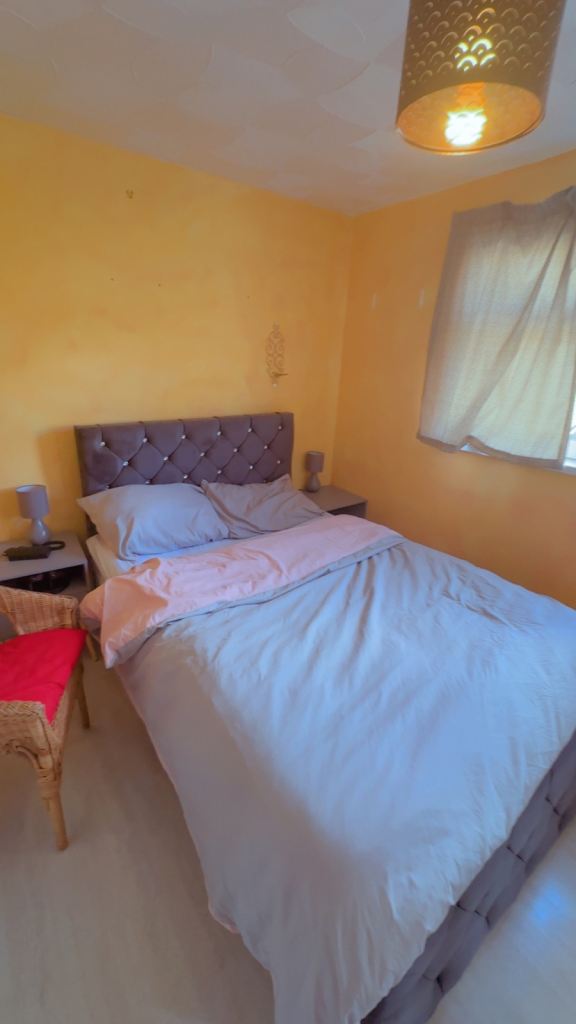 A lovely, clean, and fully furnished double room available in a spacious 3-bedroom home. 