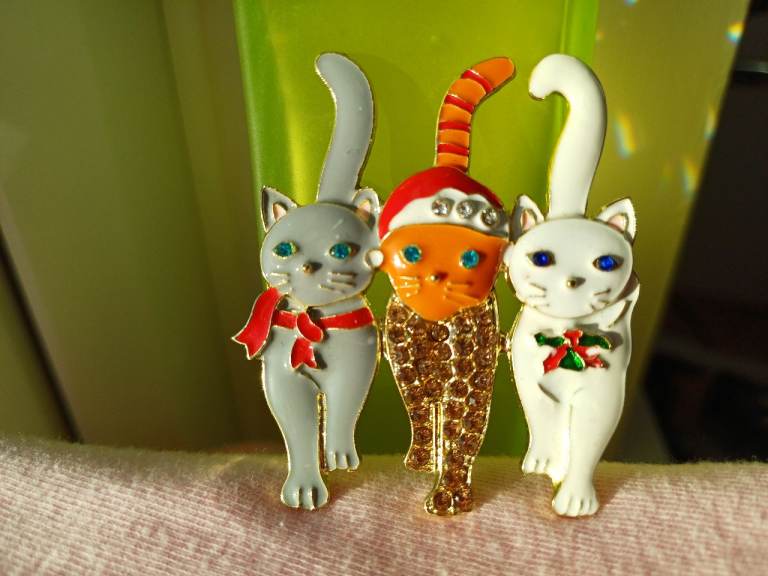 Three cats Christmas brooch
