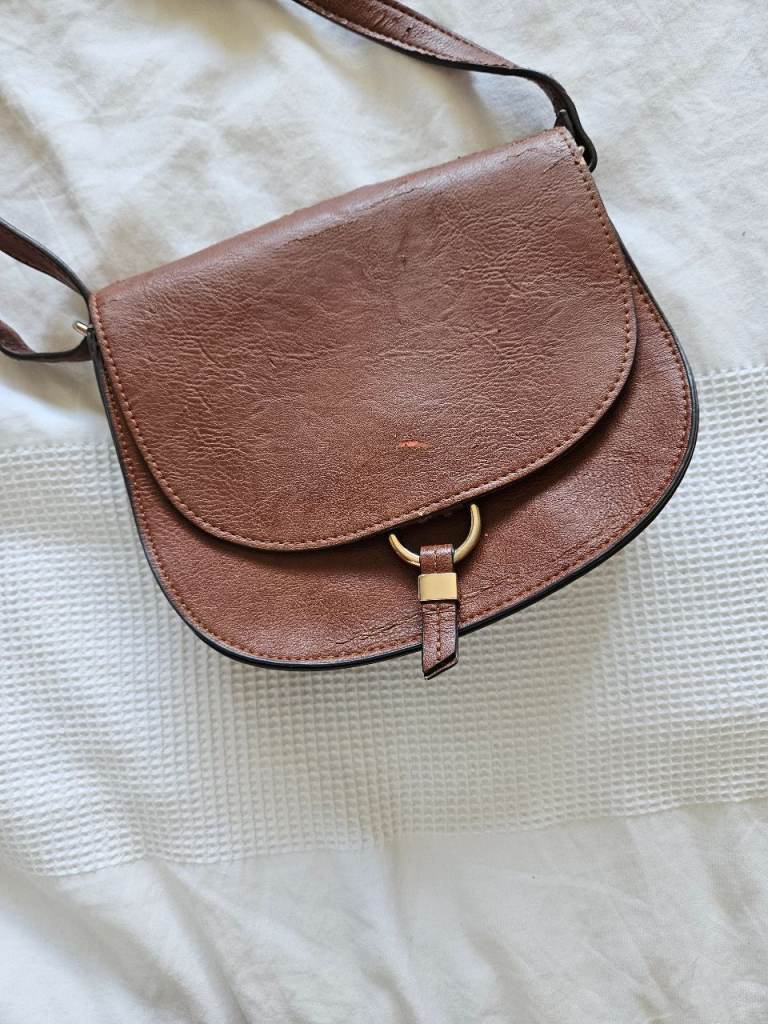 Free Brown Faux Leather Crossbody Bag – Good for everyday