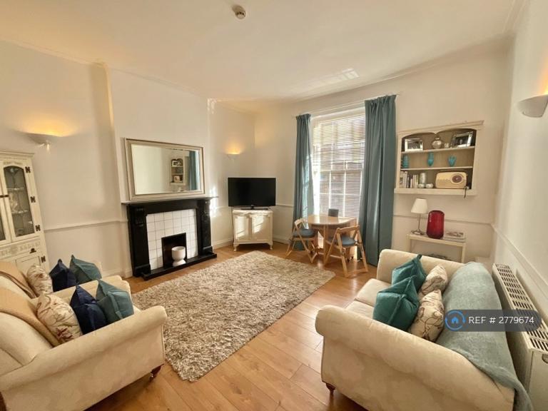 1 bedroom flat in Royal York Crescent, Bristol, BS8 (1 bed) (#2779674)