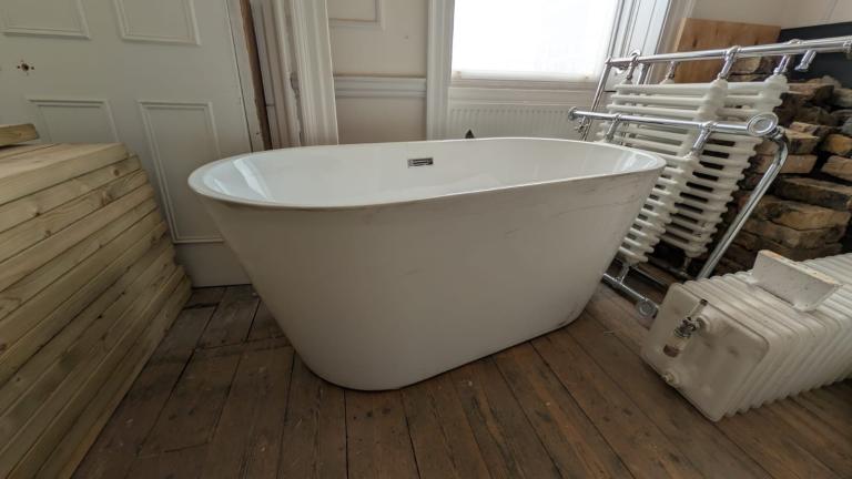 Free standing bath tub