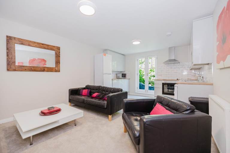 Prestigious, 3-bedroom (HMO pending), modern build apartment with private parking – available NOW