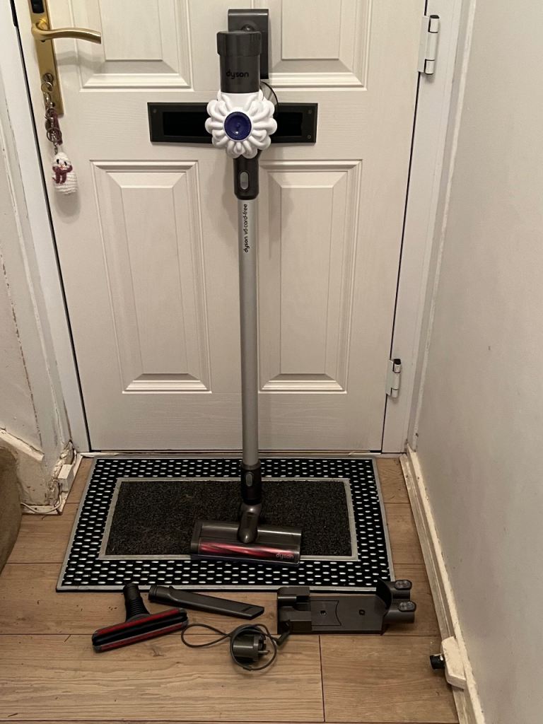 Dyson V6 Animal/Multi Floor Cordless Vacuum Cleaner Good Suction 