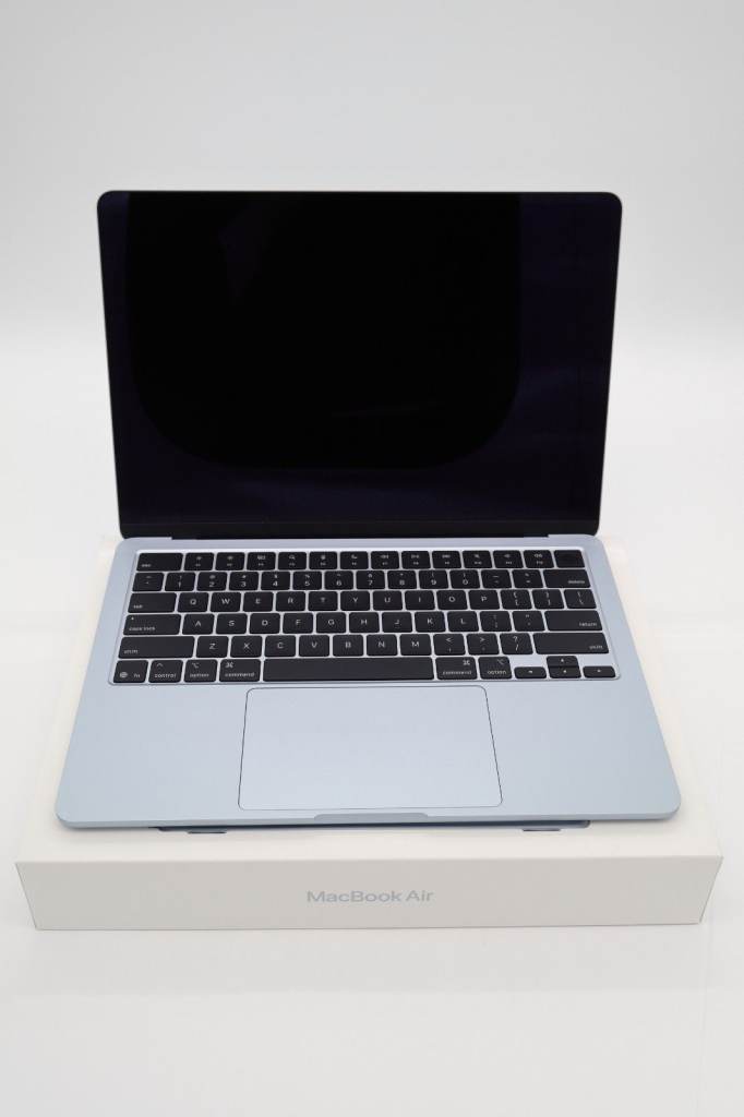 Macbook Air M4 - 512GB SSD - 24GB Ram - Sky Blue - Apple Care Until 2028!