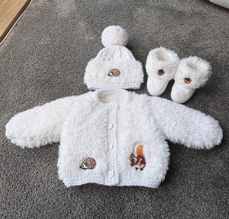 0-3m Baby White Knitted faux fur Cardigan Set with Hat and Booties
