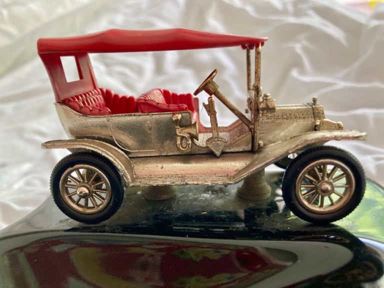 Lisney Vintage Classic Car Ornament with Ash Tray – Metal with Red Roof