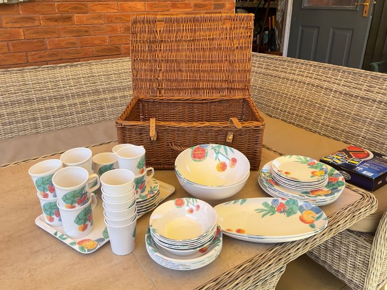 LARGE PICNIC BASKET FILLED WITH ITEMS for 6 PERSONS 