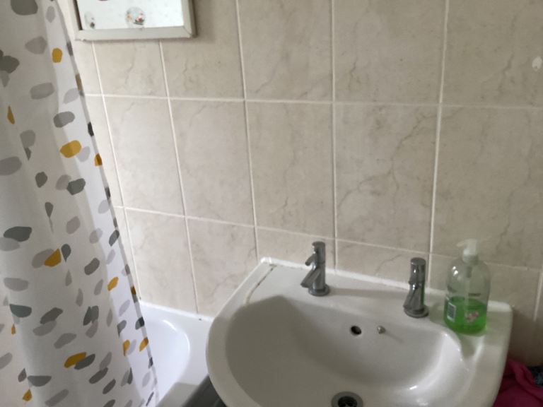 Nice room available close to city centre 
