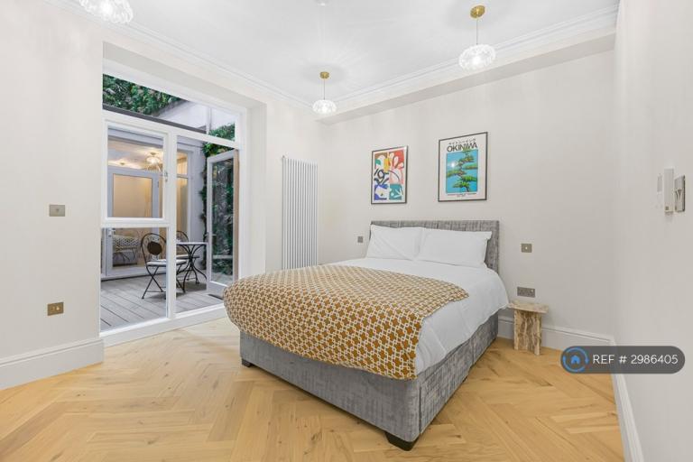 2 bedroom flat in Queen's Gate, London, SW7 (2 bed) (#2986405)