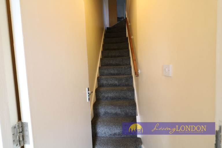 2 bed 1st Floor Conversion Flat to Rent in Croyland Road N9