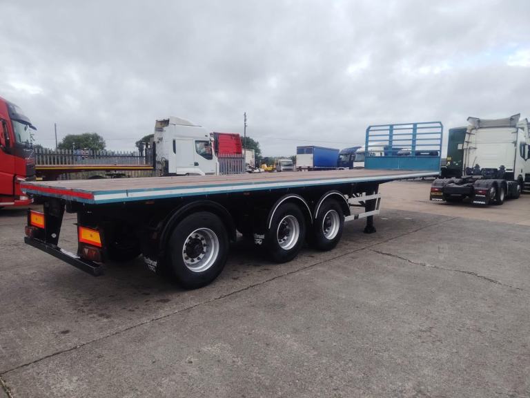 Sdc Flat urban trailer 10.5 meter long Rear steer Front lift drum brakes 