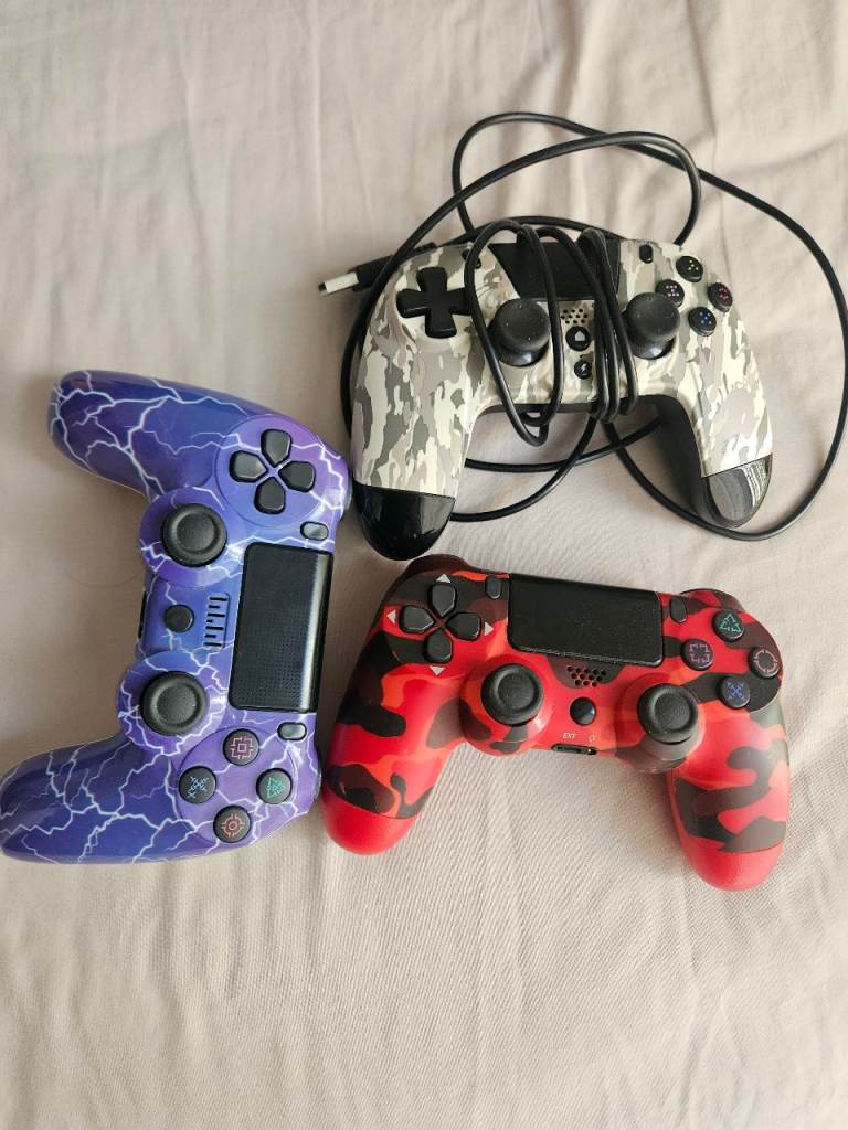 Ps4 controllers x 3 Offer