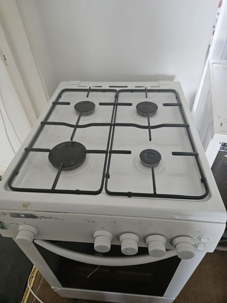 White Freestanding Gas Cooker with Oven – Good Condition