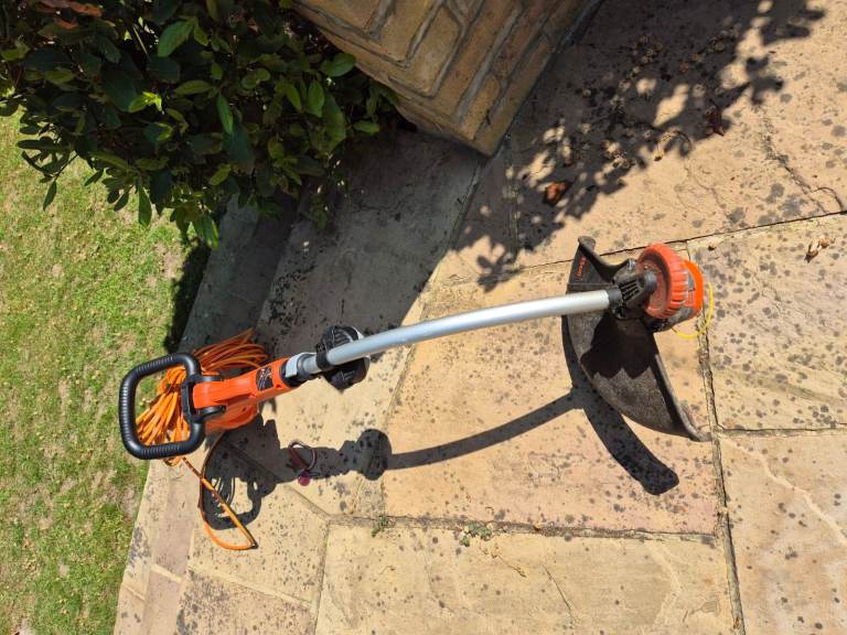 Black+ Decker 900W Electric STRIMMER 35cm String Trimmer GL9035Q-GB