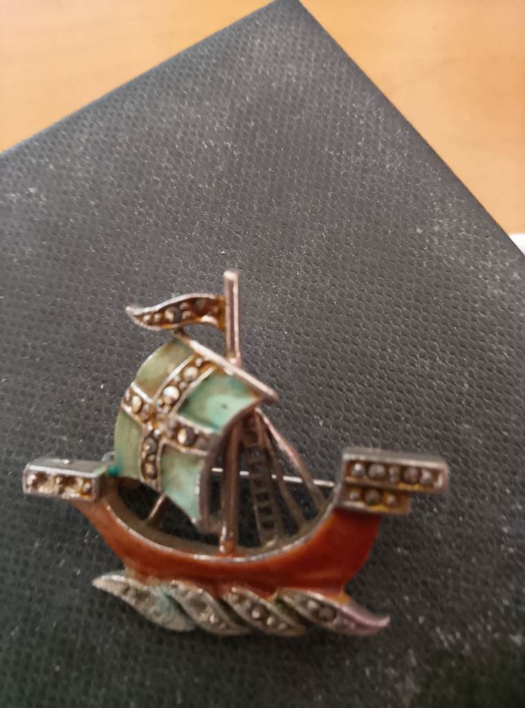 Very old ladies brooch 