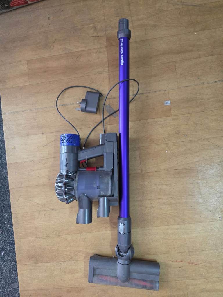 Dyson V6 Cordless Vacuum Cleaner – Good Condition