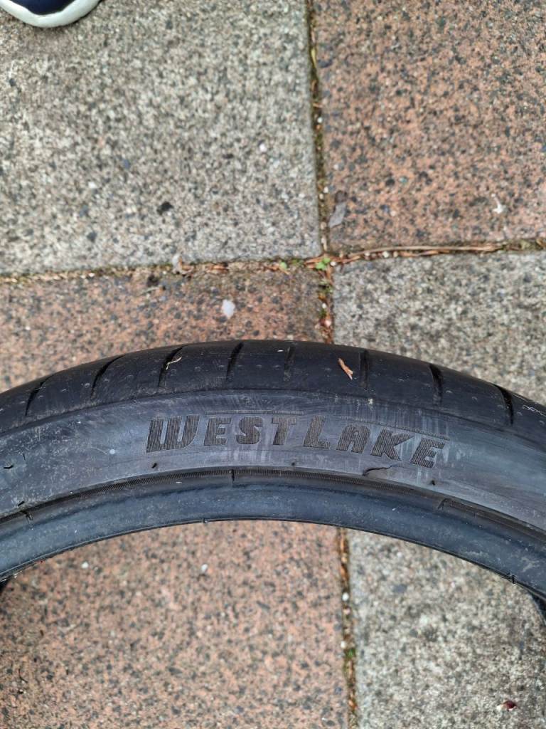Tyre 235/ 35 / r19