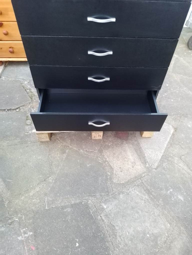 Chest of 5 jet black drawers in new condition 