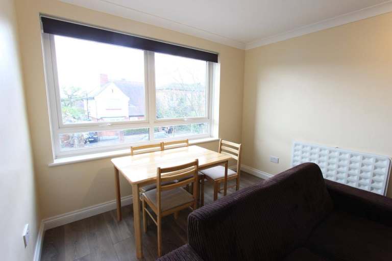 SHORT Walk to High Street. 2 BEDROOM Second Floor N12. AVAILABLE JULY