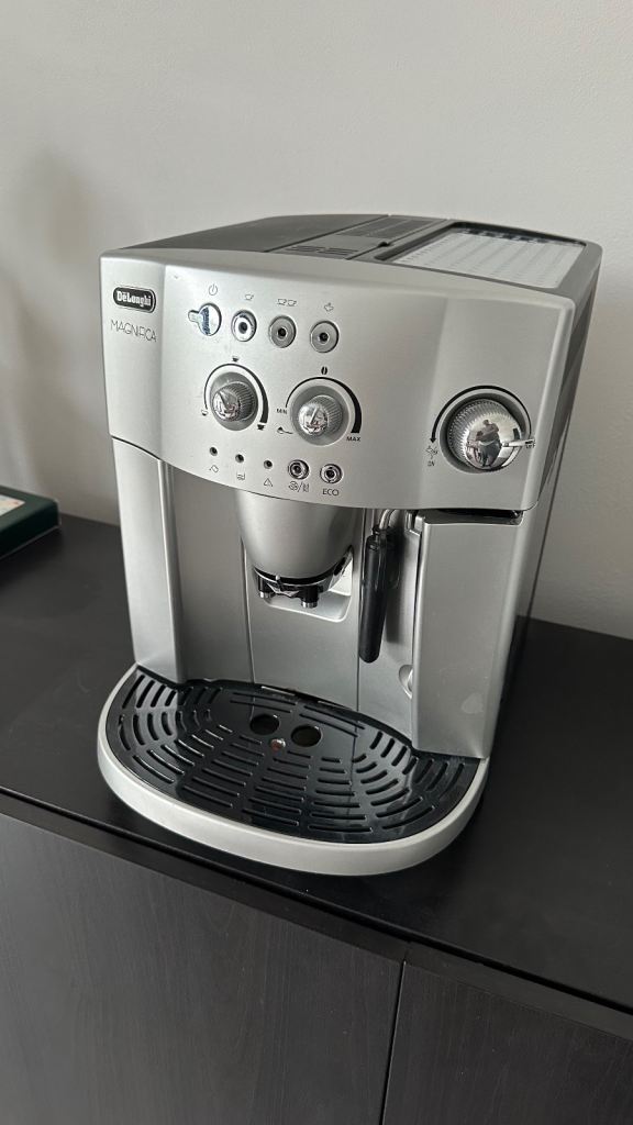 Delonghi Magnifica automatic expresso coffee machine