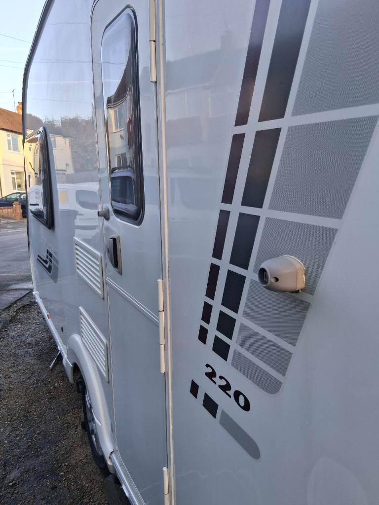 2010. Swift charisma 220