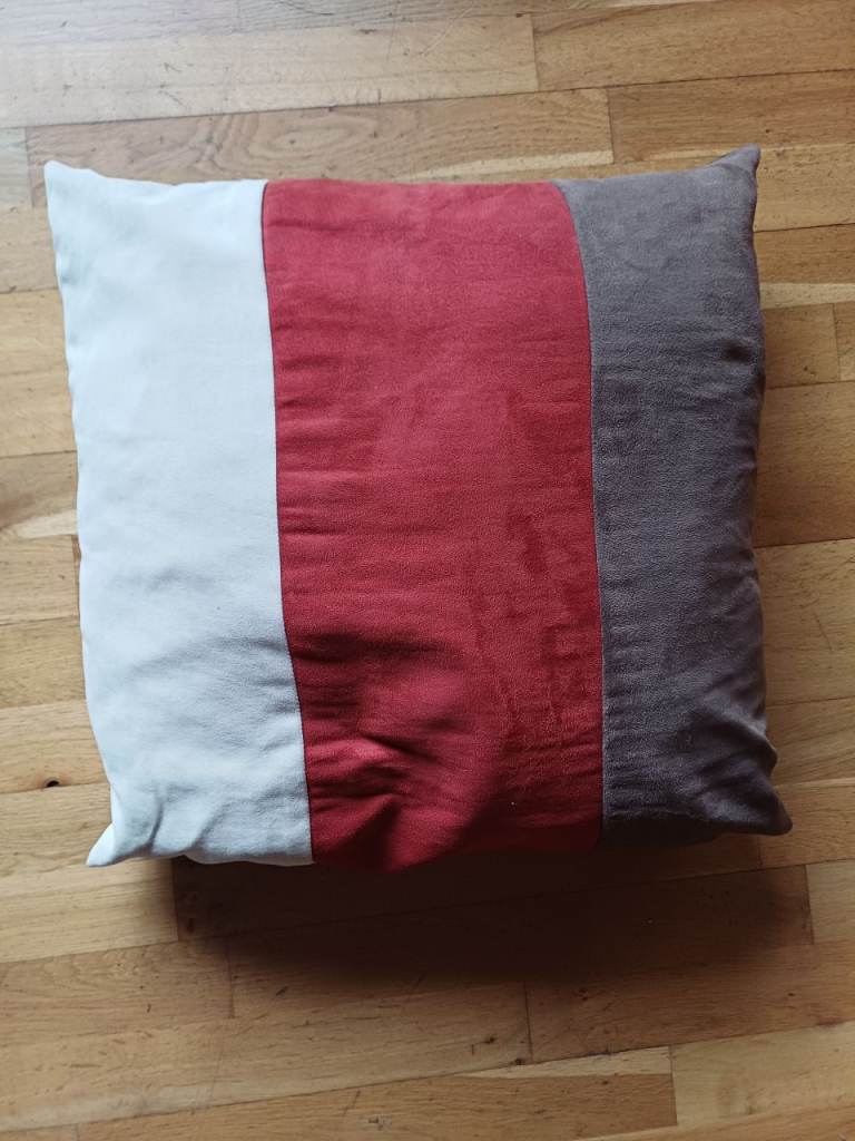 **FREE**  Set of 4 large cushions  