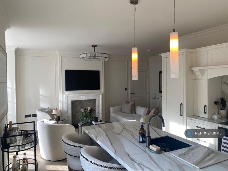 2 bedroom flat in Royles Square, Alderley Edge, SK9 (2 bed) (#2438715)