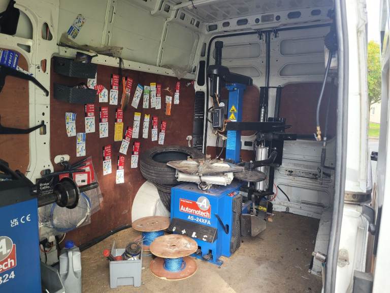 Tyre machine and wheel balancer 