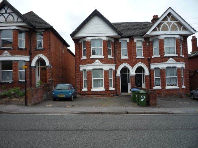 GARDEN FLAT PORTSWOOD / HIGHFIELD WALK TO UNI - AVAILABLE TODAY - NEW DECOR OFF ROAD CAR PARK