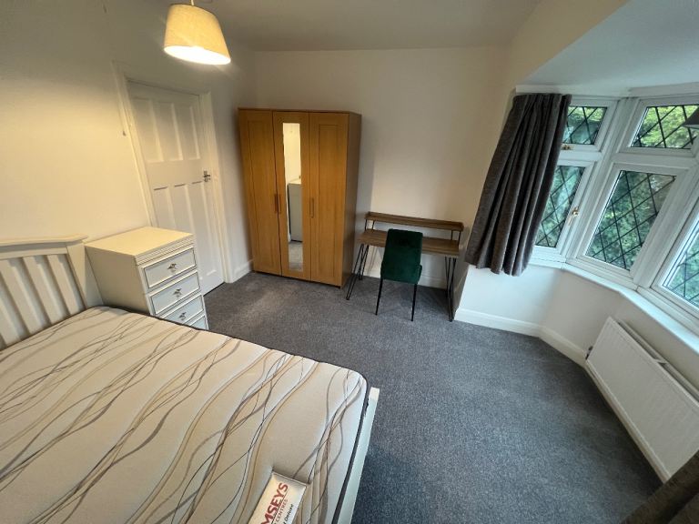 Double room in newly renovated house - bills included