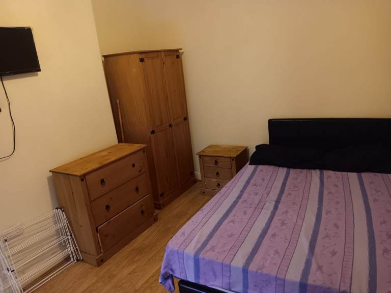 Spacious & Cosy Ensuite Room for Rent in - DE24 8UA