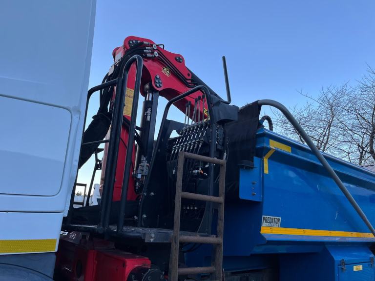 Mercedes-Benz Arocs 8x4 tipper grab only 167000 km