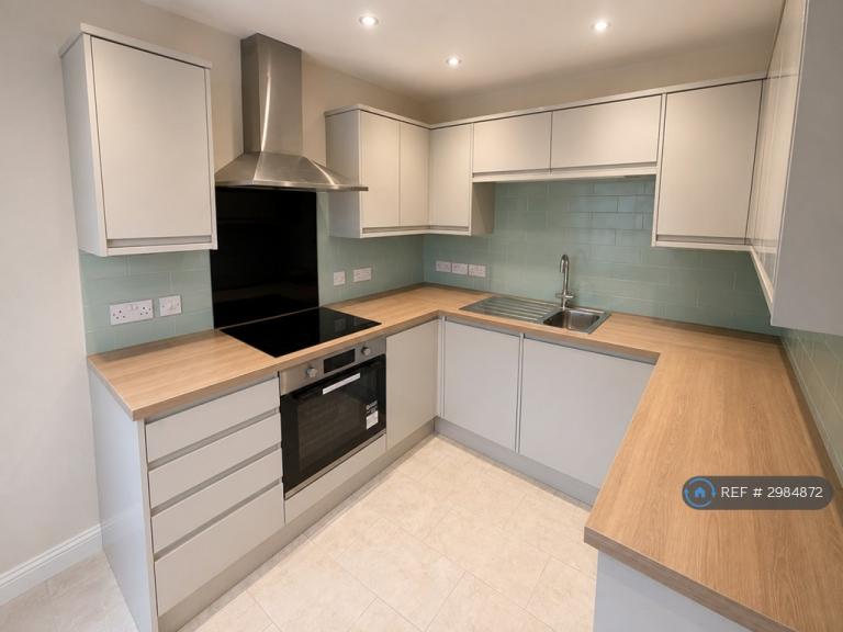 2 bedroom flat in Little Church Lane, Tamworth, B79 (2 bed) (#2984872)