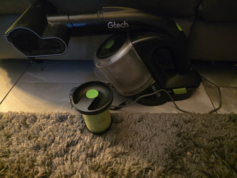 Gtech handheld with extra filter (wont charge) 