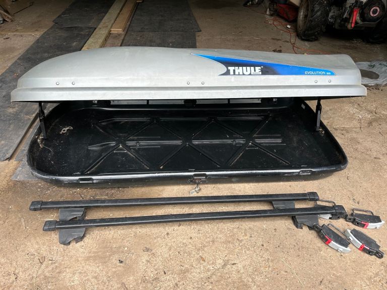 Roof box and roof bars