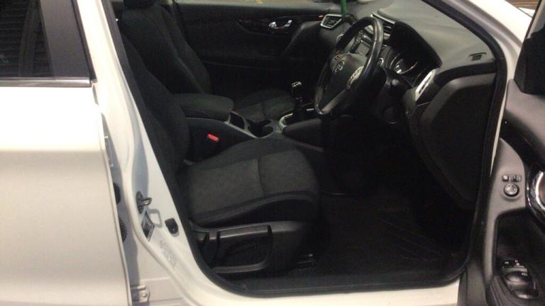 2017 Nissan Qashqai 1.2 DiG-T N-Connecta 5dr ++ PANROOF / NAV / CAMERA / ULEZ ++ HATCHBACK Petrol...