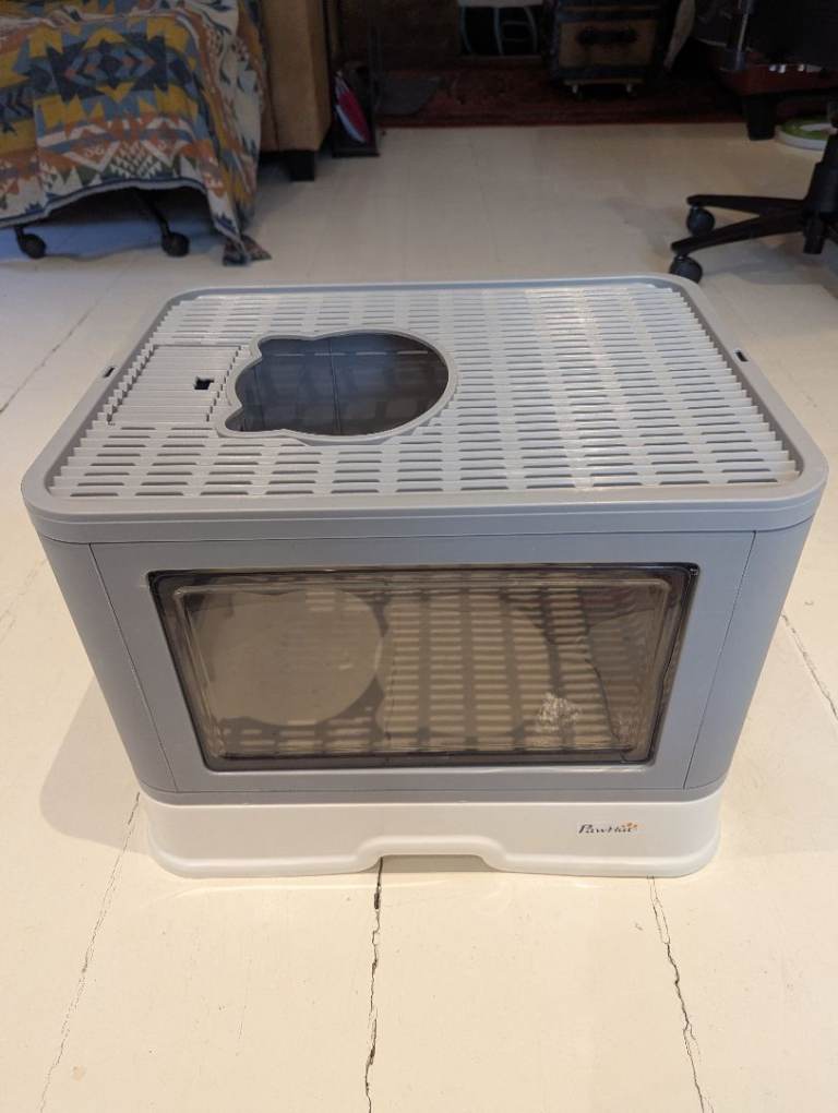 Cat litter tray hooded